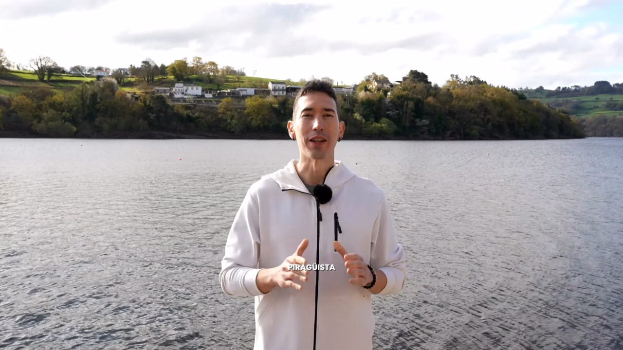 Daniel Rodríguez explica su método de entrenamiento de piragüismo junto al río.