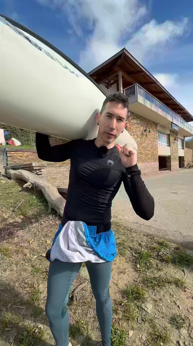 Daniel Rodríguez con una piragua al hombro junto a las instalaciones de entrenamiento.