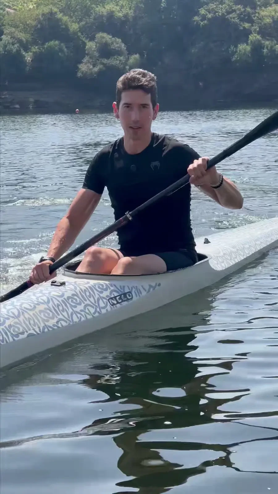 Daniel Rodríguez en un kayak de sprint, con camiseta negra y una pala doble.